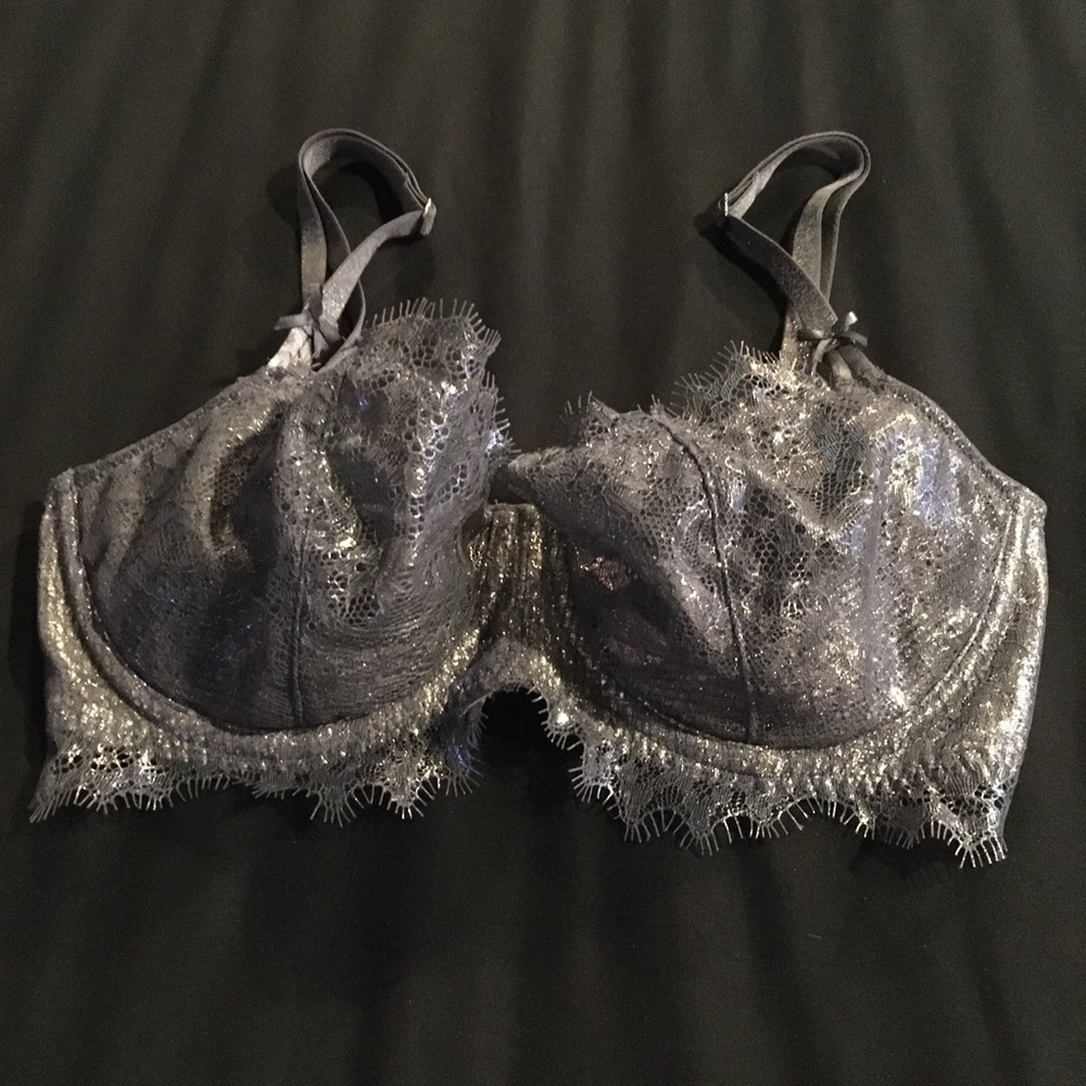 Victoria’s Secret bra, Size: 32D, Color: shimmering silver